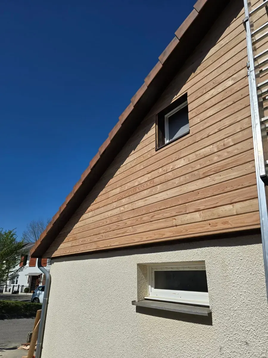 Pignon rénové avec bardage bois en mélèze ou pin Douglas